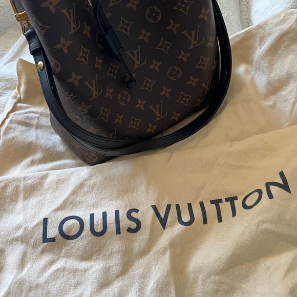 Im selling a barely used neonoe louis vuitton bag - Picture 10 of 12